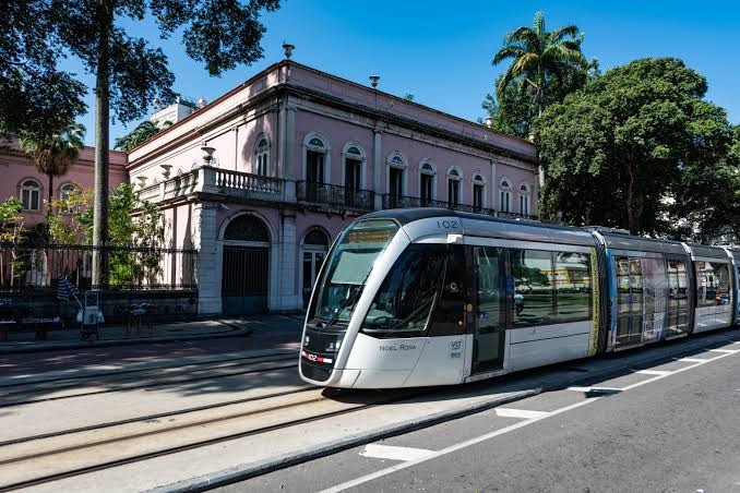 VLT de Niterói: como um investimento em mobilidade pode impulsionar a valorização imobiliária