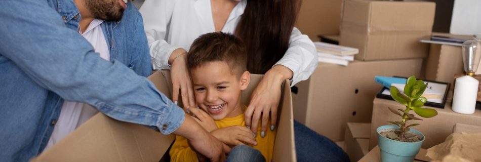 Família com caixas de mudança em apartamento novo