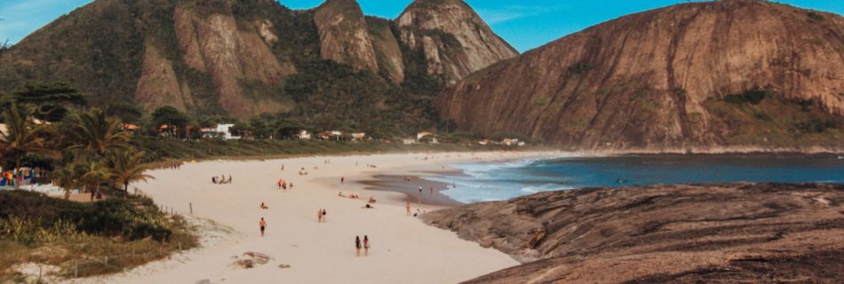 Praia de Itacoatiara, em Niterói, com o Costão ao fundo
