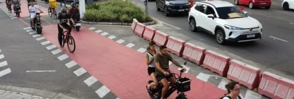 Ciclistas circulam pela ciclovia vermelha da Avenida Marquês do Paraná, em Niterói, ao lado do tráfego de carros