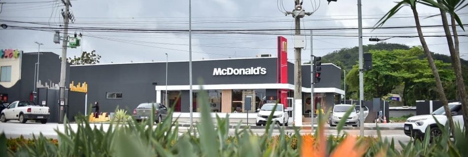 Nova unidade do McDonald’s no Engenho do Mato, na Região Oceânica de Niterói, vista da avenida com canteiro florido em primeiro plano