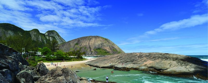 Praia de Itacoatiara, com mar, formações rochosas e montanhas na Região Oceânica de Niterói