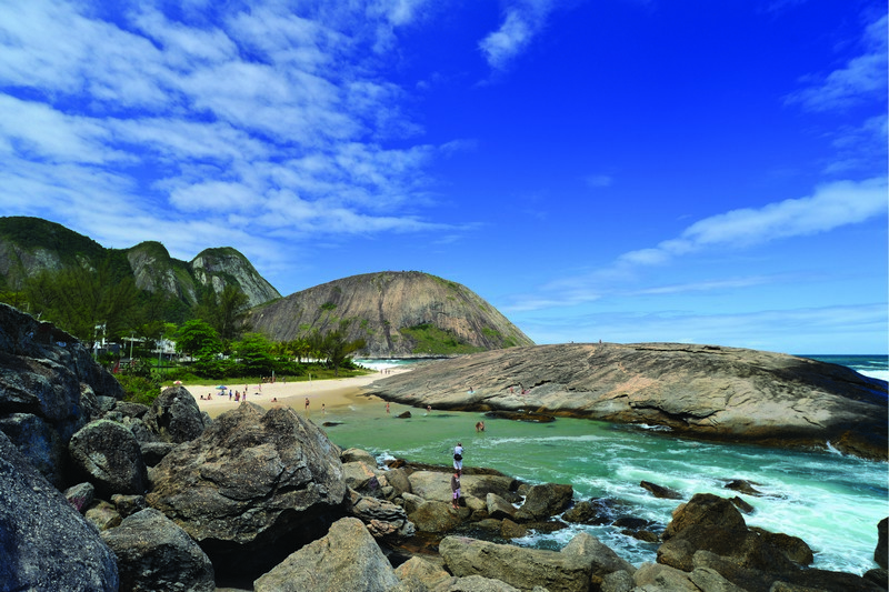 Praia de Itacoatiara, com mar, formações rochosas e montanhas na Região Oceânica de Niterói