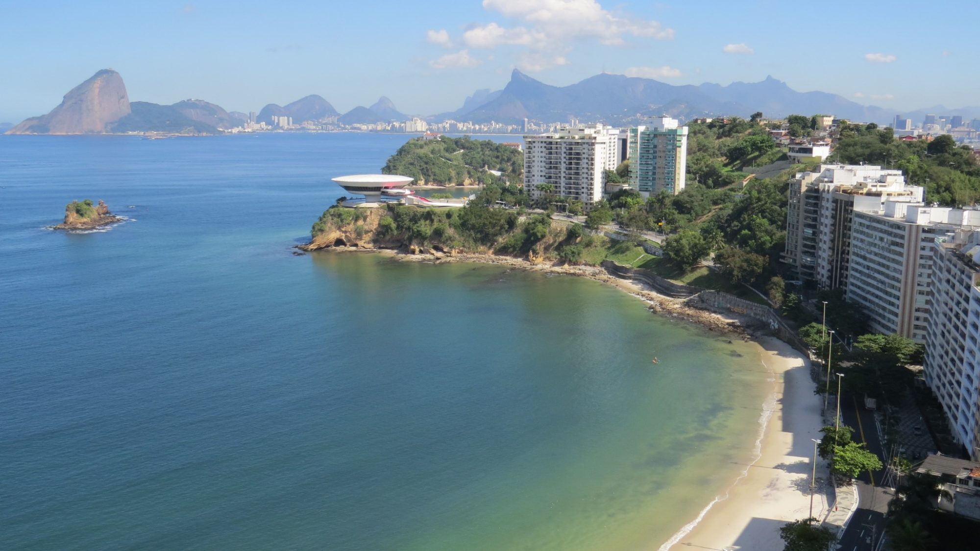 Vista da Praia das Flechas e do Museu de Arte Contemporânea de Niterói, com a Baía de Guanabara e o Rio de Janeiro ao fundo